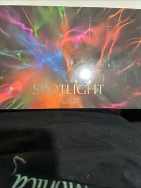 Spotlight Eyeshadow Palette - Multicolor